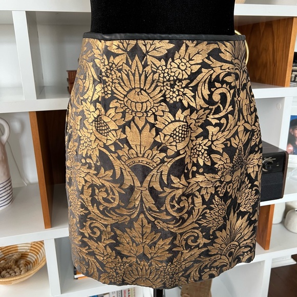 Black and gold Zara skirt in size small - Picture 2 of 8